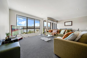 Jasper 4 - 3BR Apartment l Central Location l Lake Views l WiFi l Air-Con
